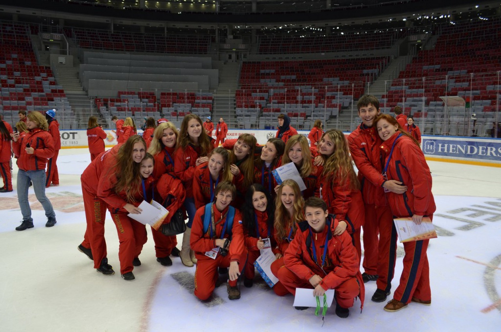 Волгоградские волонтеры в олимпийском ледовом дворце.jpg